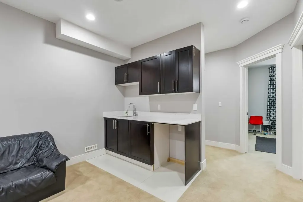 406 25 Avenue NW Calgary AB T2M 2A7
