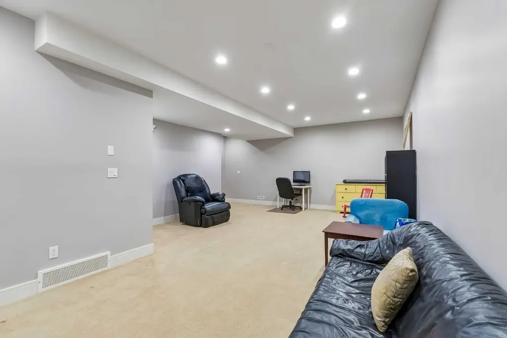 406 25 Avenue NW Calgary AB T2M 2A7