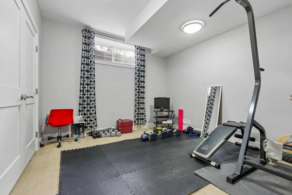 406 25 Avenue NW Calgary AB T2M 2A7