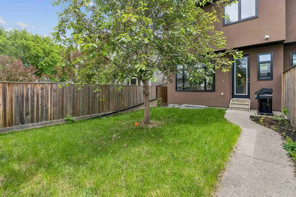 406 25 Avenue NW Calgary AB T2M 2A7