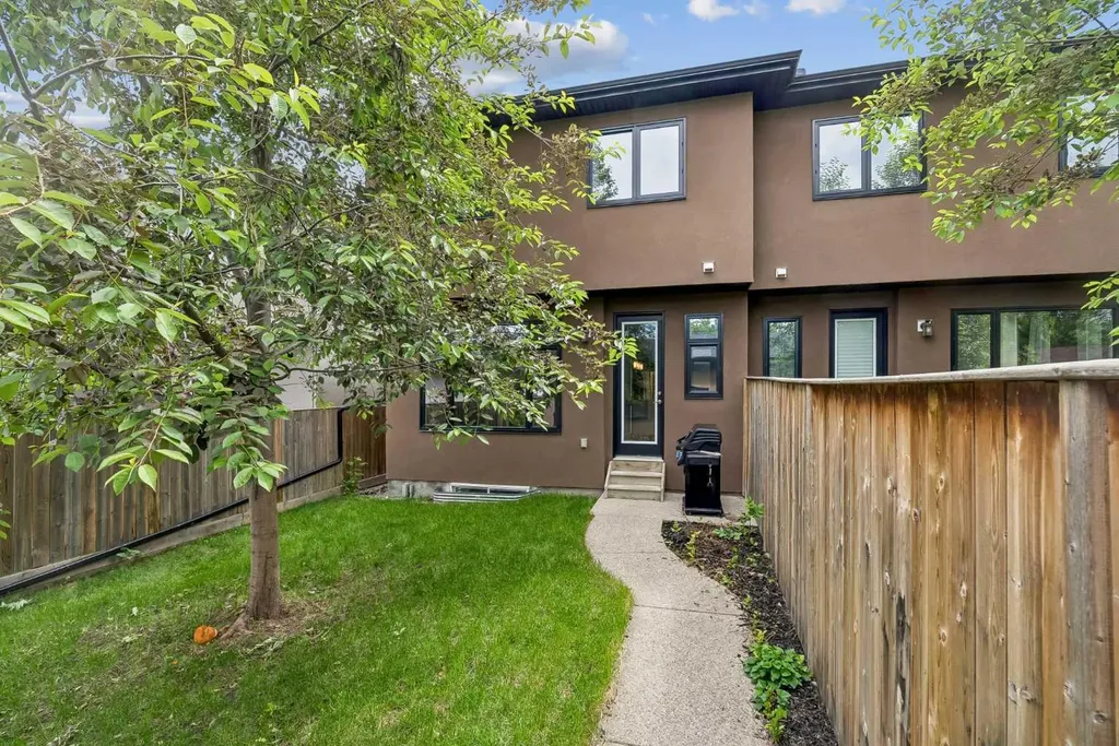 406 25 Avenue NW Calgary AB T2M 2A7