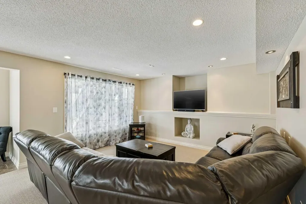 120 Hidden Creek Circle NW Calgary AB T3A 6J3