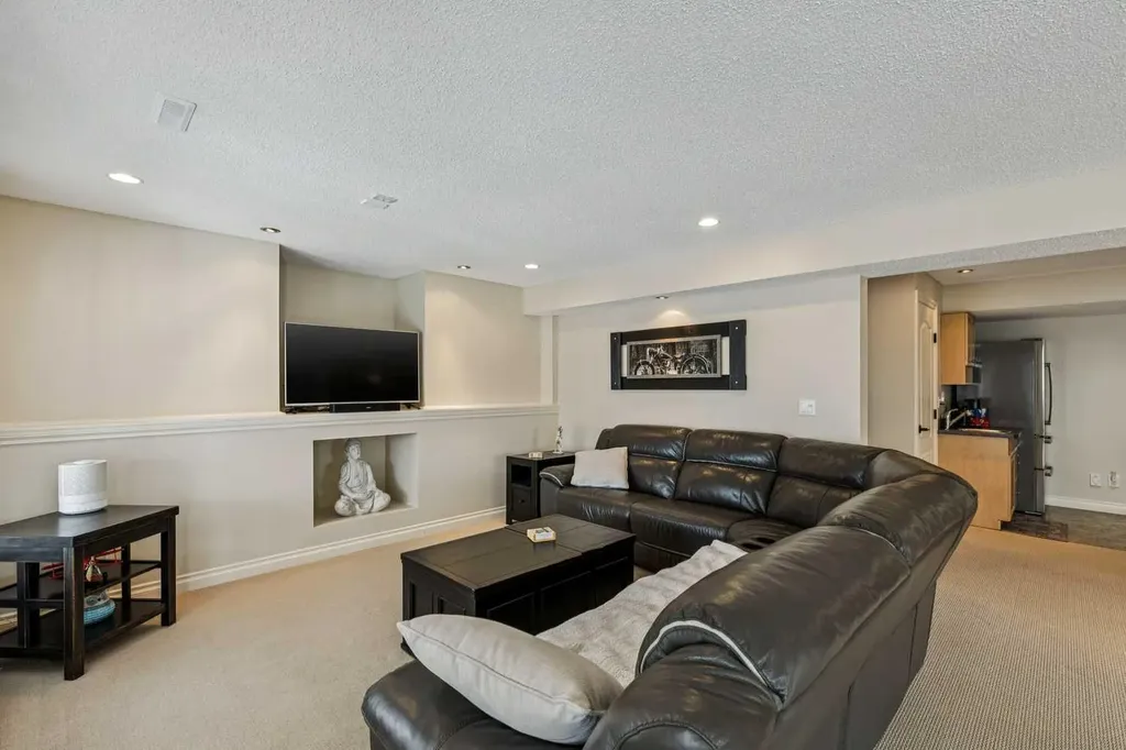120 Hidden Creek Circle NW Calgary AB T3A 6J3