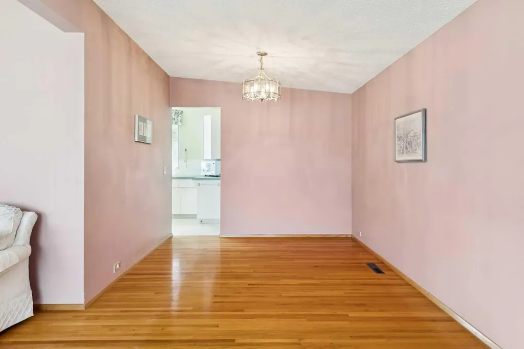 4312 40 Street NW Calgary AB T3A 0H6