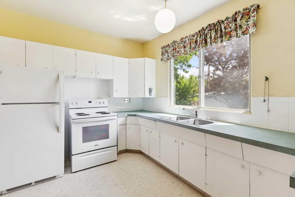 4312 40 Street NW Calgary AB T3A 0H6