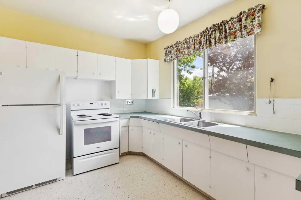 4312 40 Street NW Calgary AB T3A 0H6