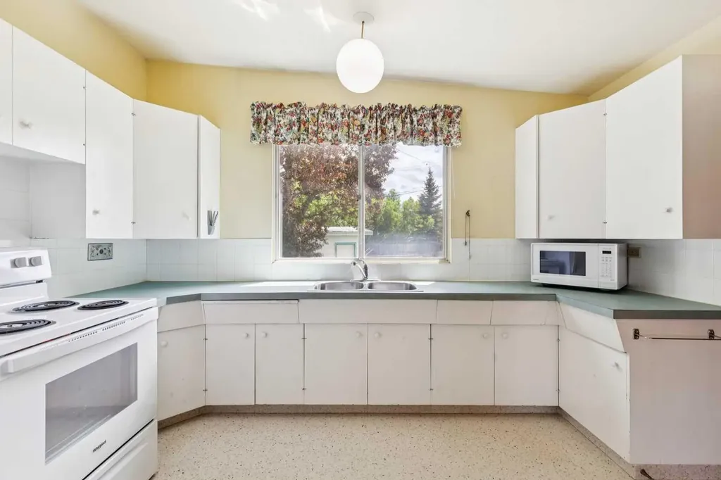 4312 40 Street NW Calgary AB T3A 0H6