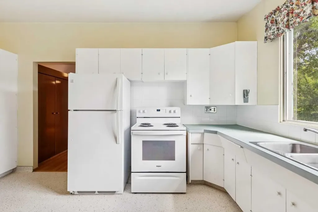 4312 40 Street NW Calgary AB T3A 0H6