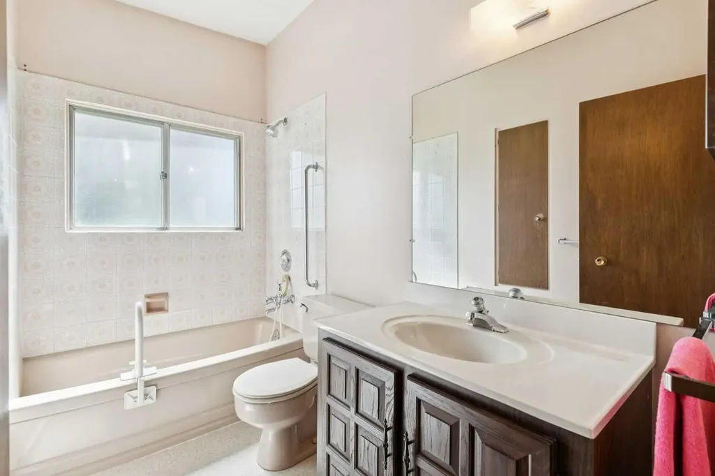 4312 40 Street NW Calgary AB T3A 0H6
