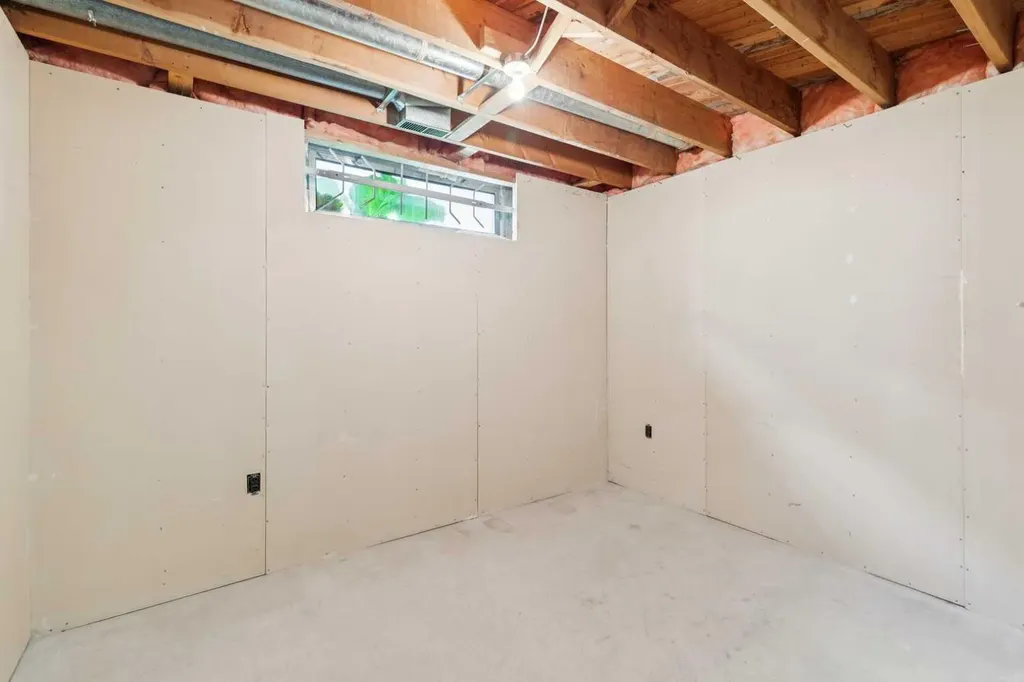 4312 40 Street NW Calgary AB T3A 0H6