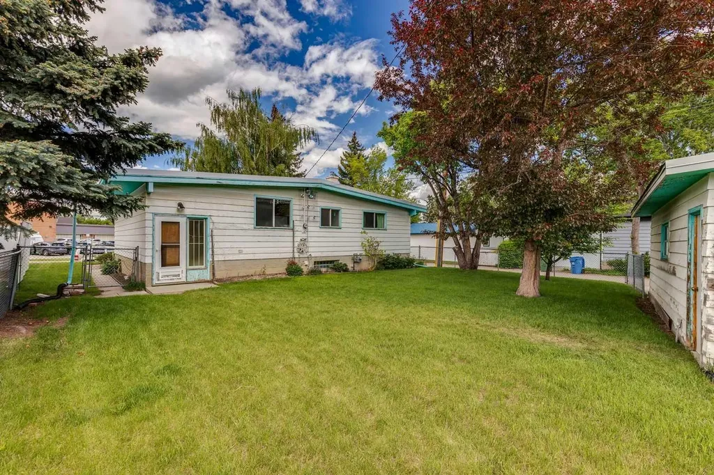 4312 40 Street NW Calgary AB T3A 0H6