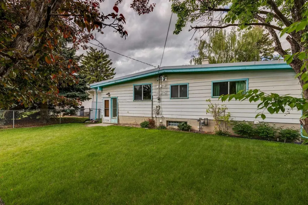 4312 40 Street NW Calgary AB T3A 0H6