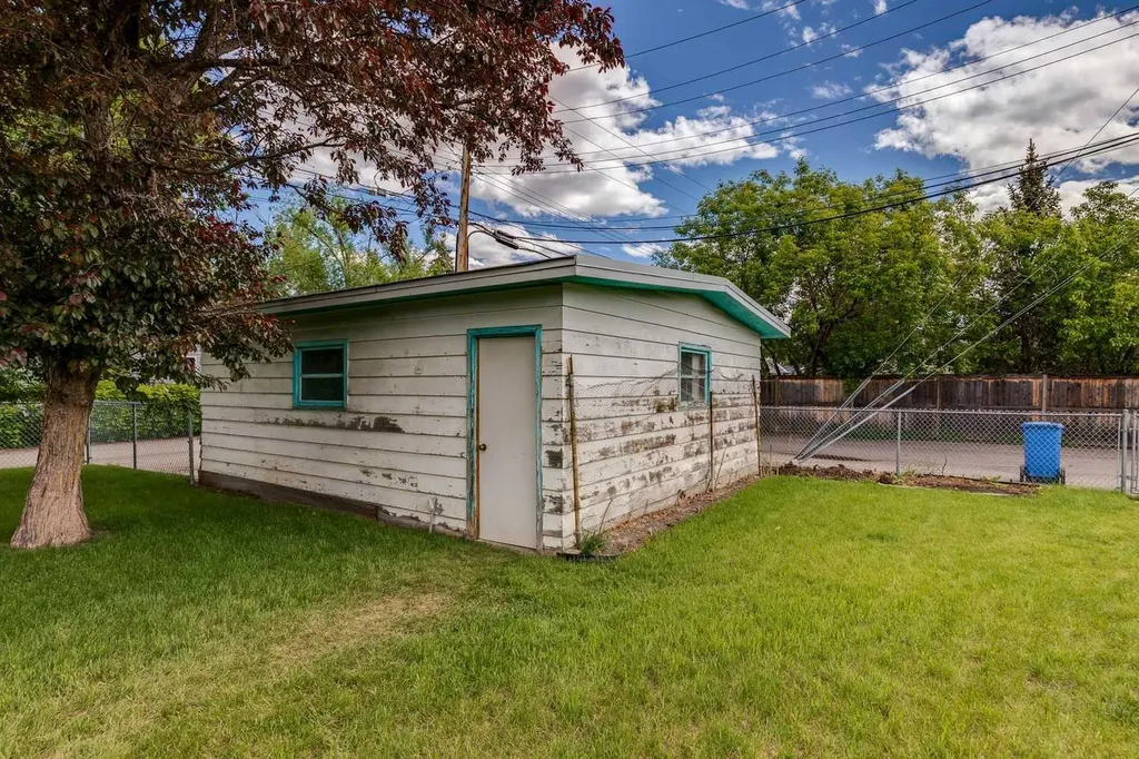 4312 40 Street NW Calgary AB T3A 0H6