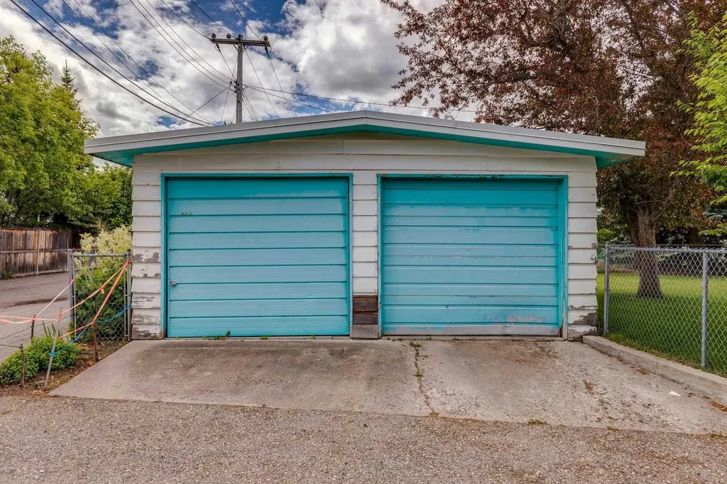 4312 40 Street NW Calgary AB T3A 0H6