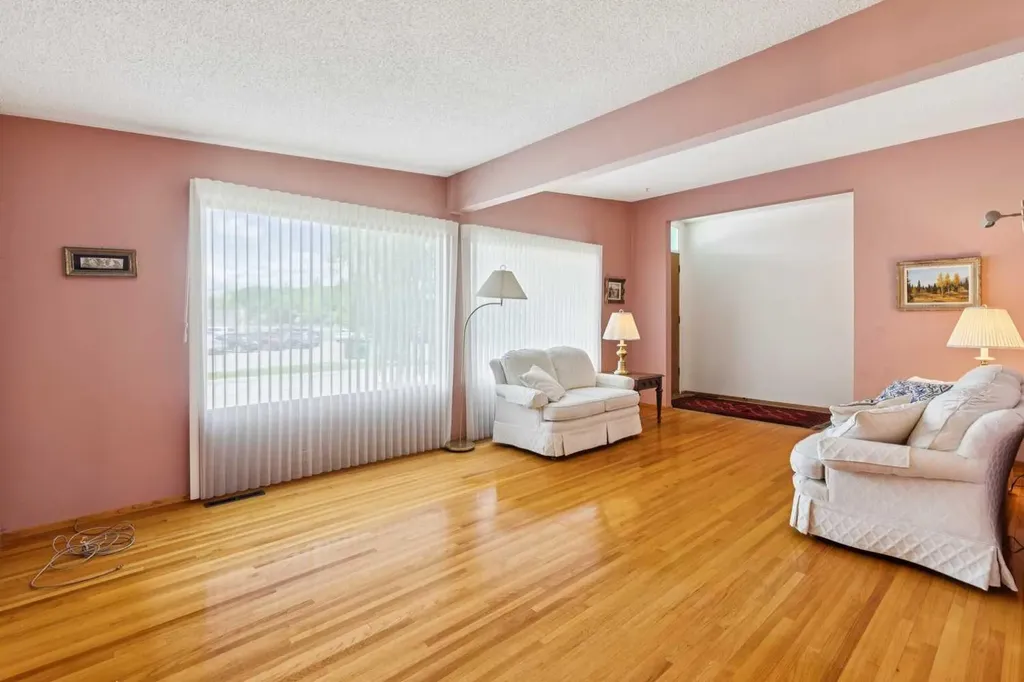 4312 40 Street NW Calgary AB T3A 0H6