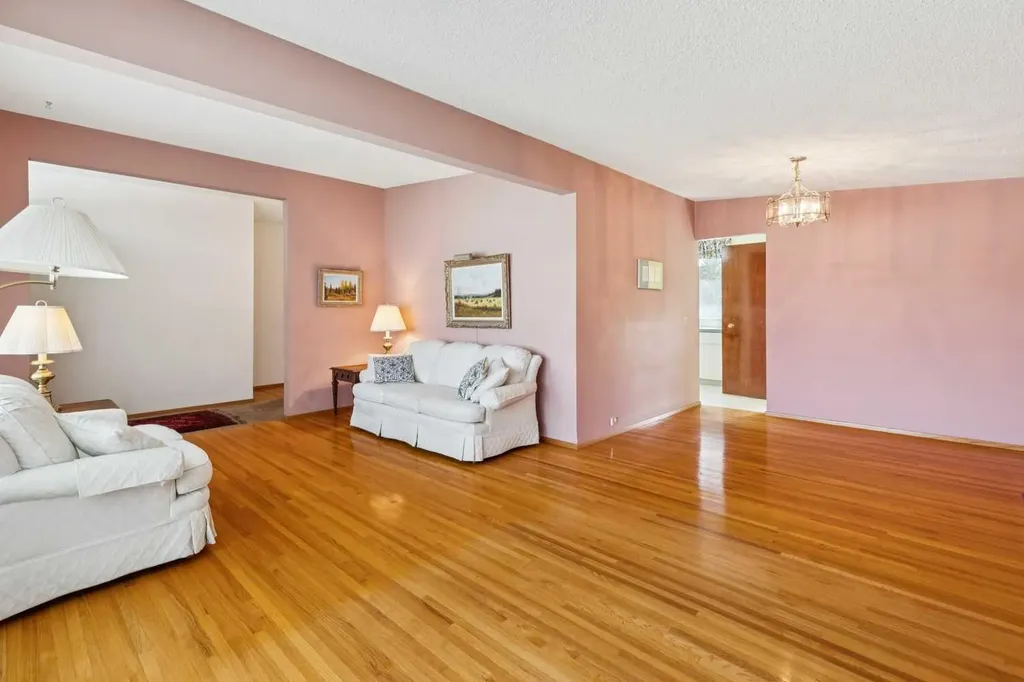 4312 40 Street NW Calgary AB T3A 0H6
