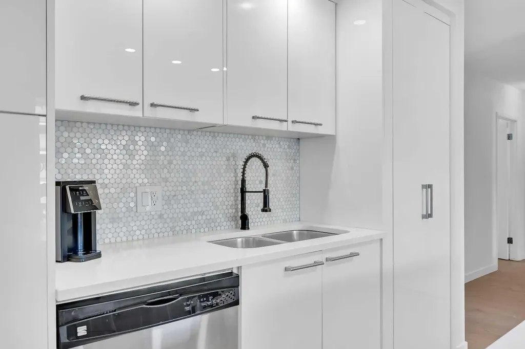 1111 15 Avenue SW Calgary AB T2R 0S8