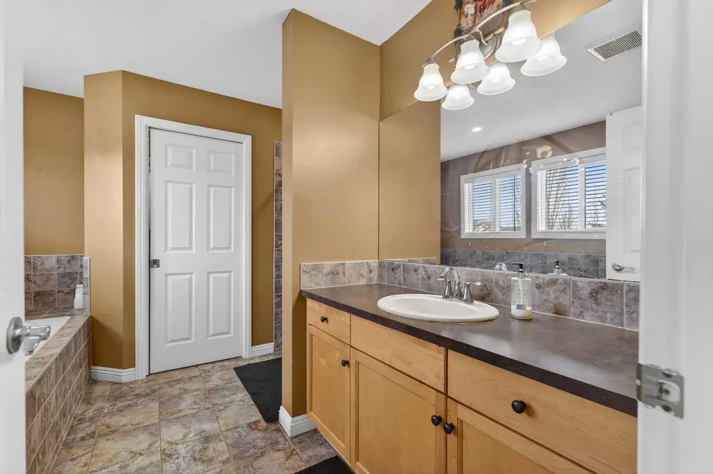 2407 Kingsland View SE Airdrie AB T4A0A5