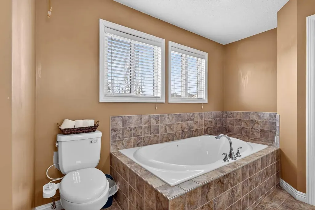 2407 Kingsland View SE Airdrie AB T4A0A5