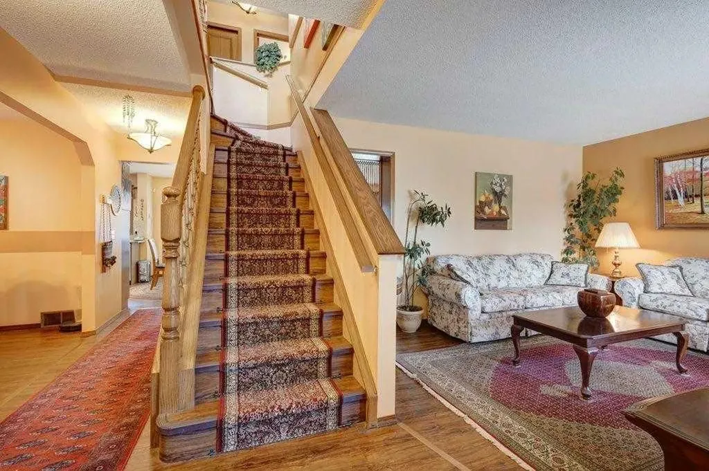 163 Shannon Circle SW Calgary AB T2Y 2L1