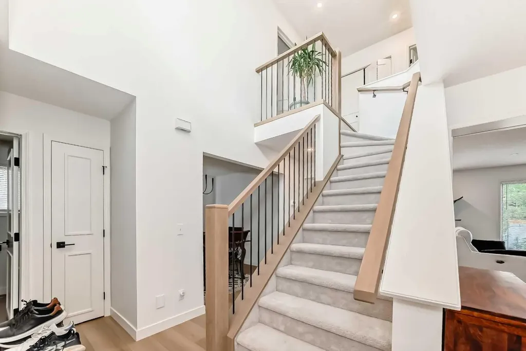 163 Shannon Circle SW Calgary AB T2Y 2L1