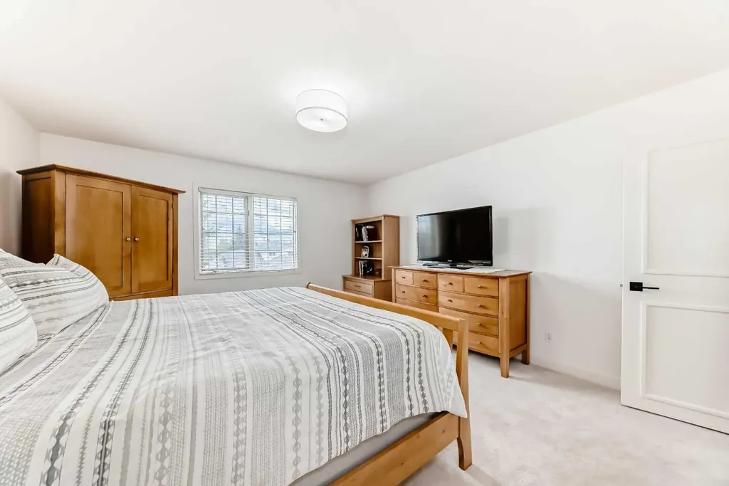 163 Shannon Circle SW Calgary AB T2Y 2L1