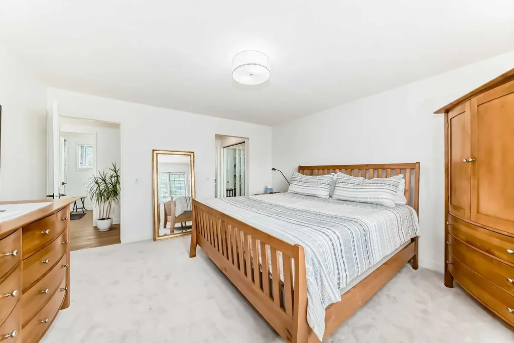 163 Shannon Circle SW Calgary AB T2Y 2L1