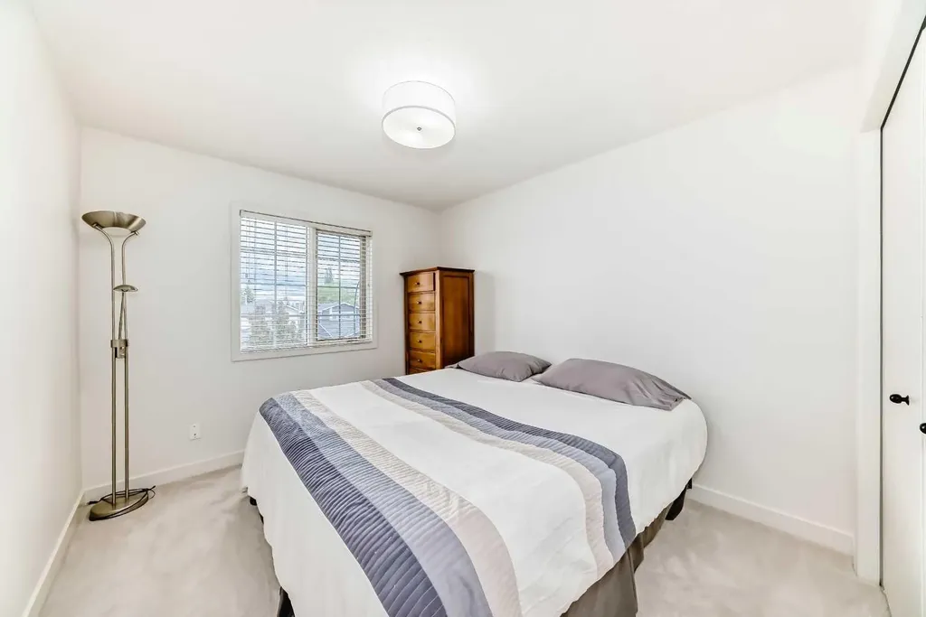 163 Shannon Circle SW Calgary AB T2Y 2L1