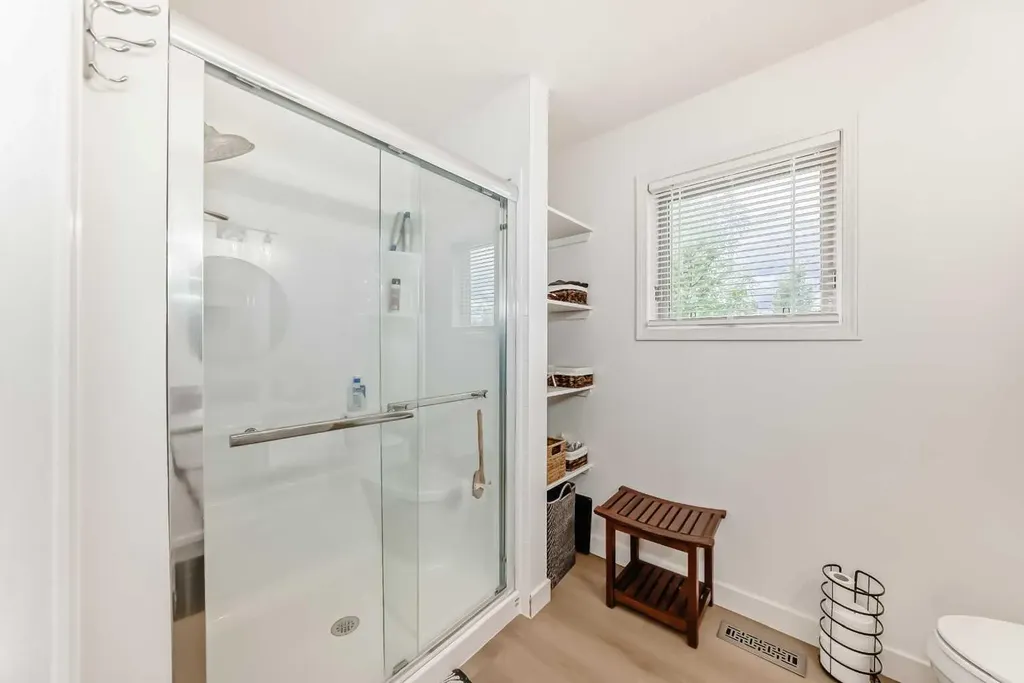 163 Shannon Circle SW Calgary AB T2Y 2L1
