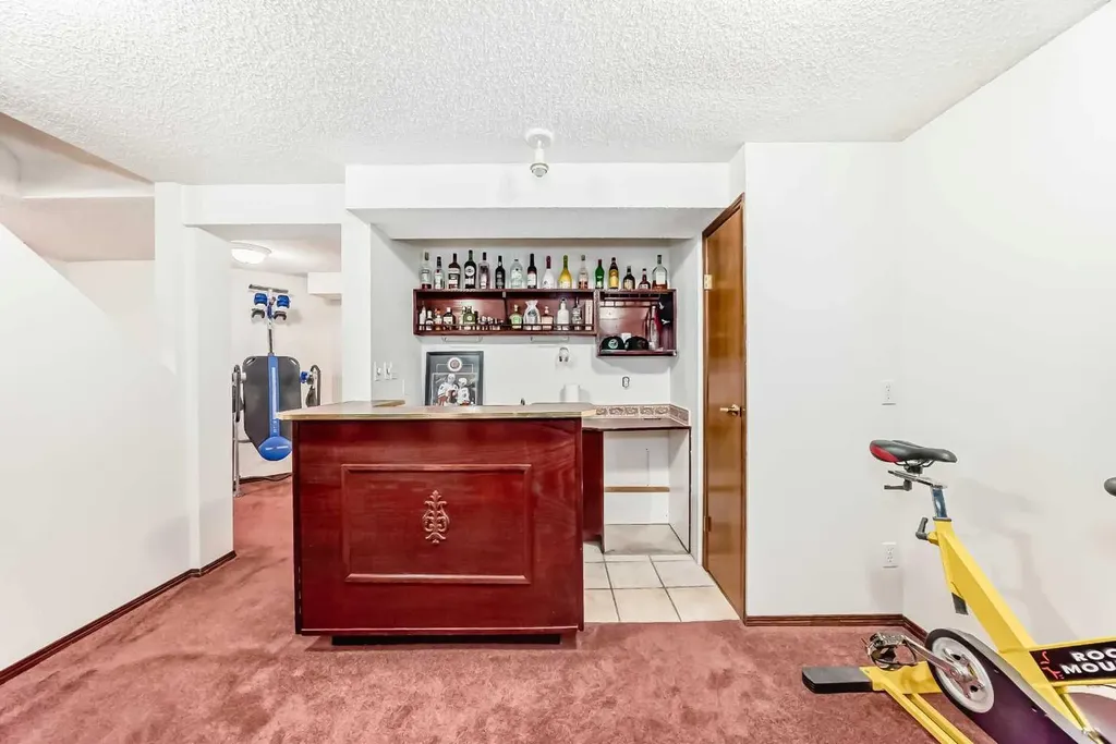 163 Shannon Circle SW Calgary AB T2Y 2L1