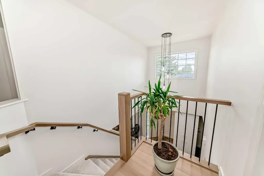 163 Shannon Circle SW Calgary AB T2Y 2L1