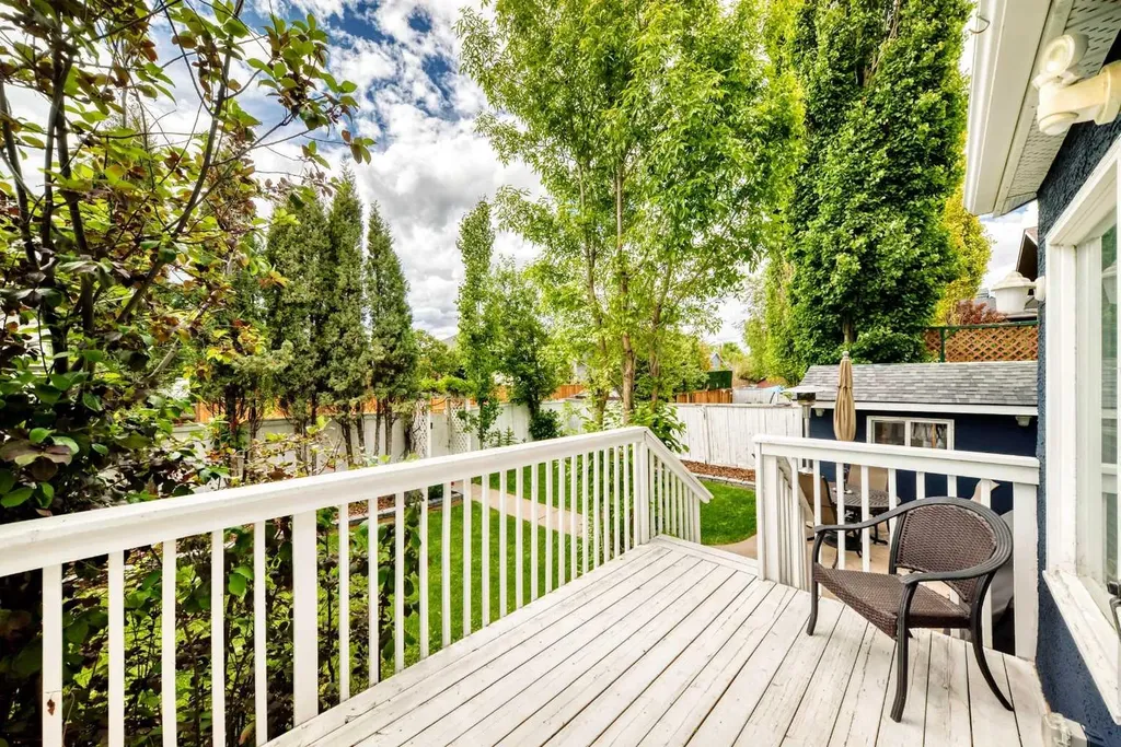163 Shannon Circle SW Calgary AB T2Y 2L1