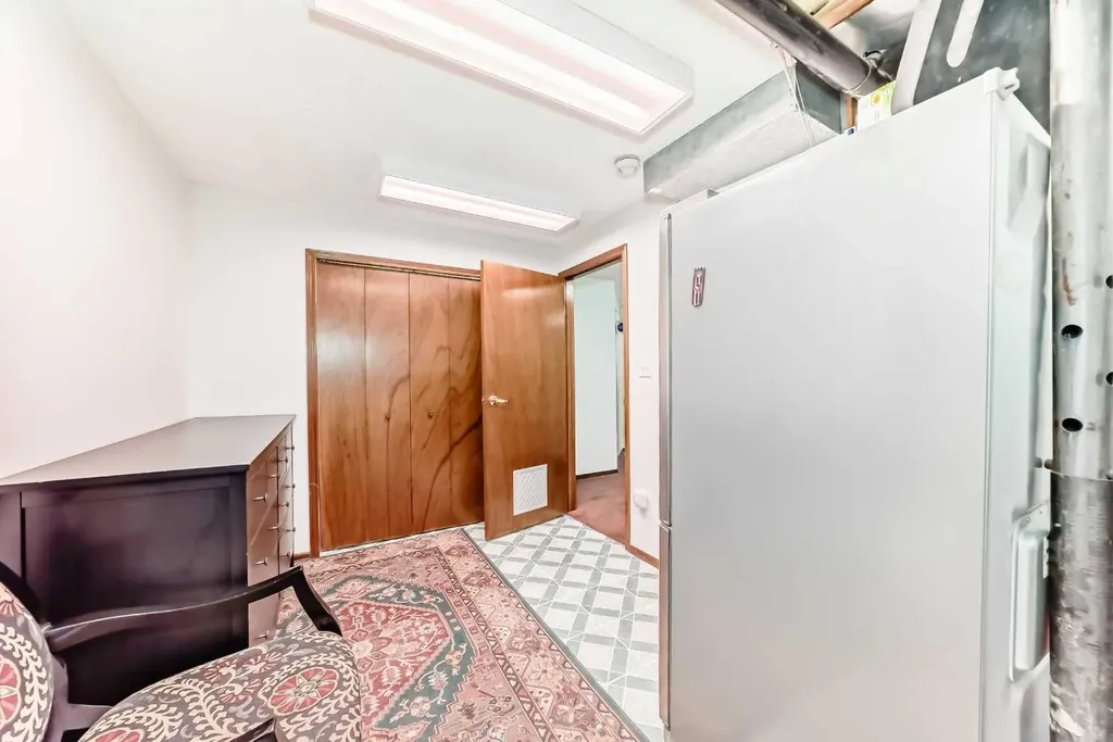 163 Shannon Circle SW Calgary AB T2Y 2L1
