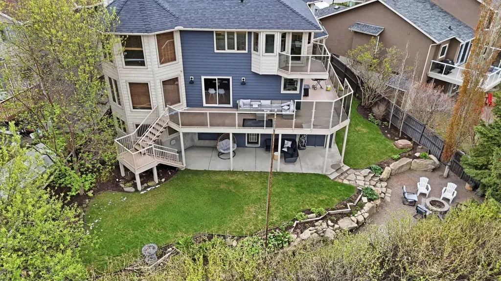 131 Edgebrook Circle NW Calgary AB T3A5A4