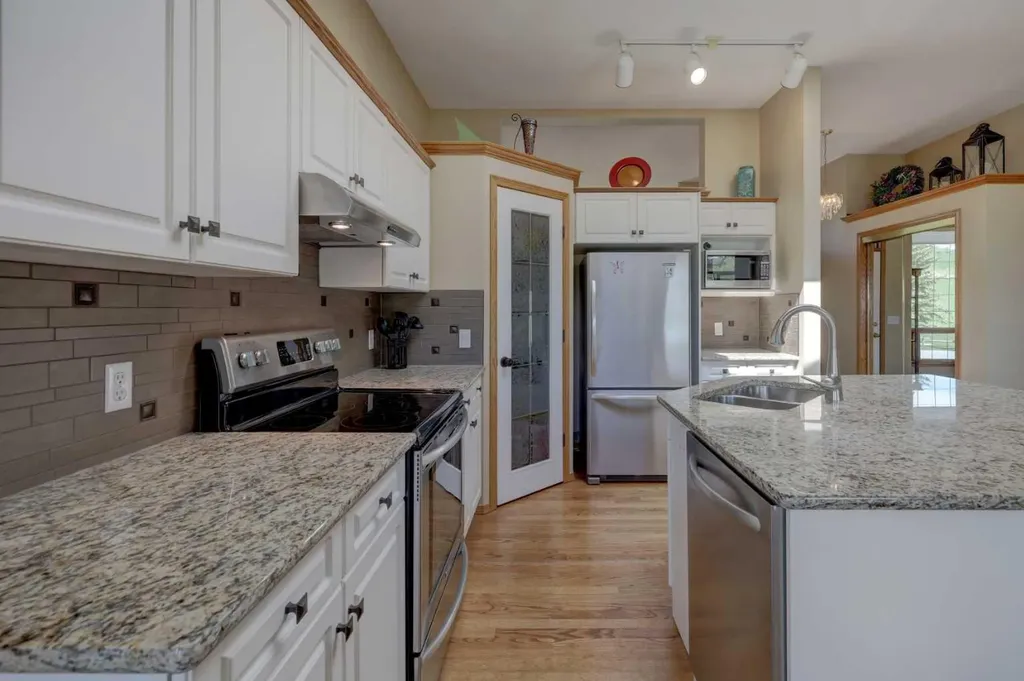 10 Eagleview Heights Cochrane AB T4C1P5