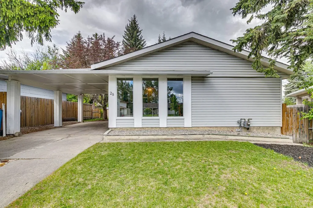28 Cantrell Bay SW Calgary AB T2W 2C2