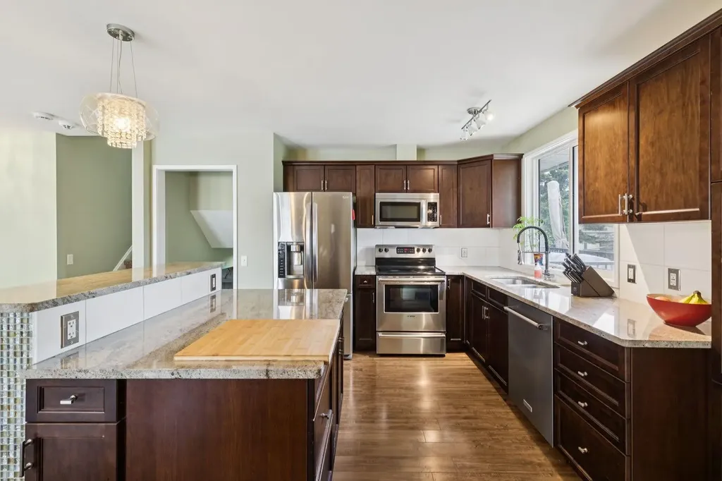28 Cantrell Bay SW Calgary AB T2W 2C2