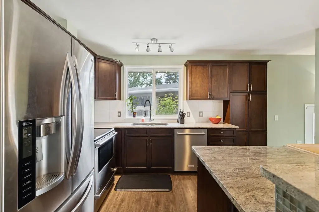 28 Cantrell Bay SW Calgary AB T2W 2C2