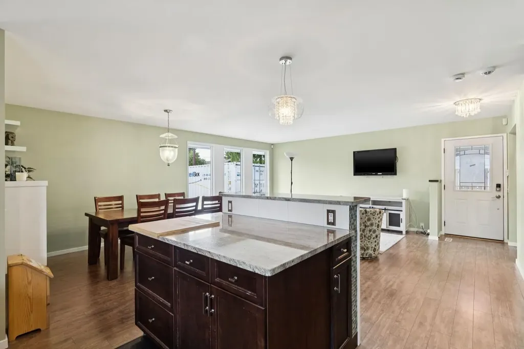 28 Cantrell Bay SW Calgary AB T2W 2C2