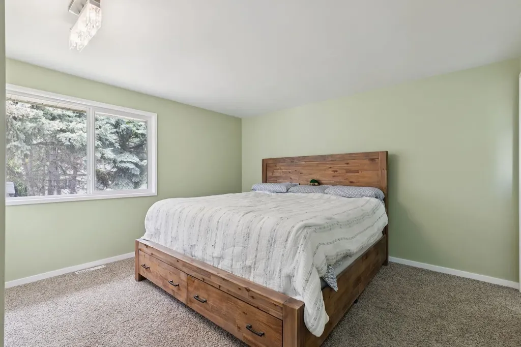 28 Cantrell Bay SW Calgary AB T2W 2C2