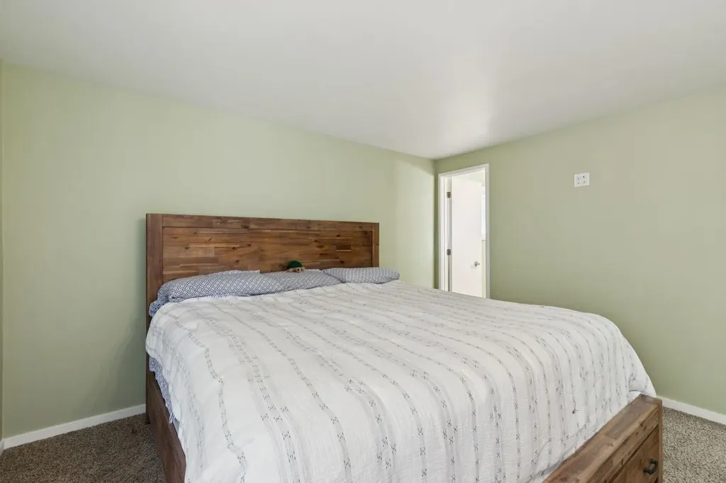 28 Cantrell Bay SW Calgary AB T2W 2C2
