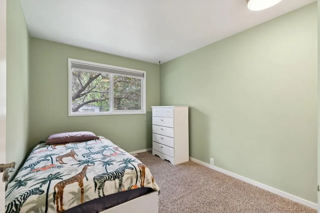28 Cantrell Bay SW Calgary AB T2W 2C2