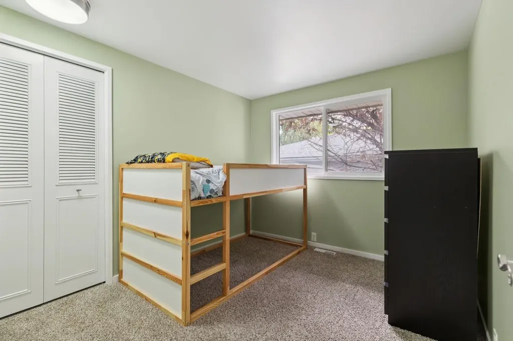 28 Cantrell Bay SW Calgary AB T2W 2C2