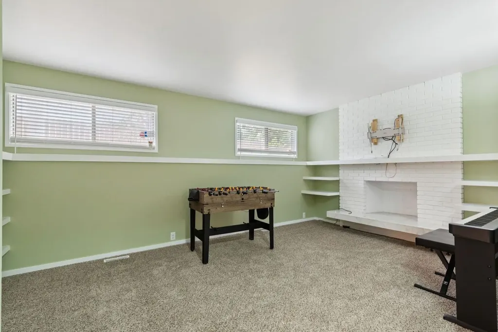 28 Cantrell Bay SW Calgary AB T2W 2C2