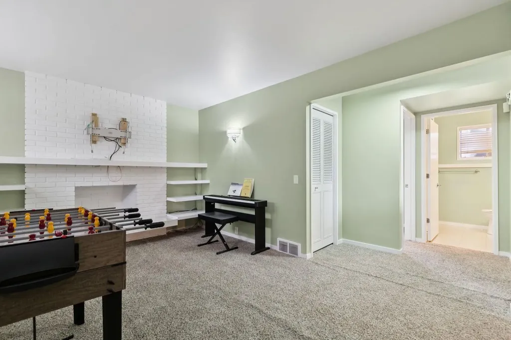 28 Cantrell Bay SW Calgary AB T2W 2C2