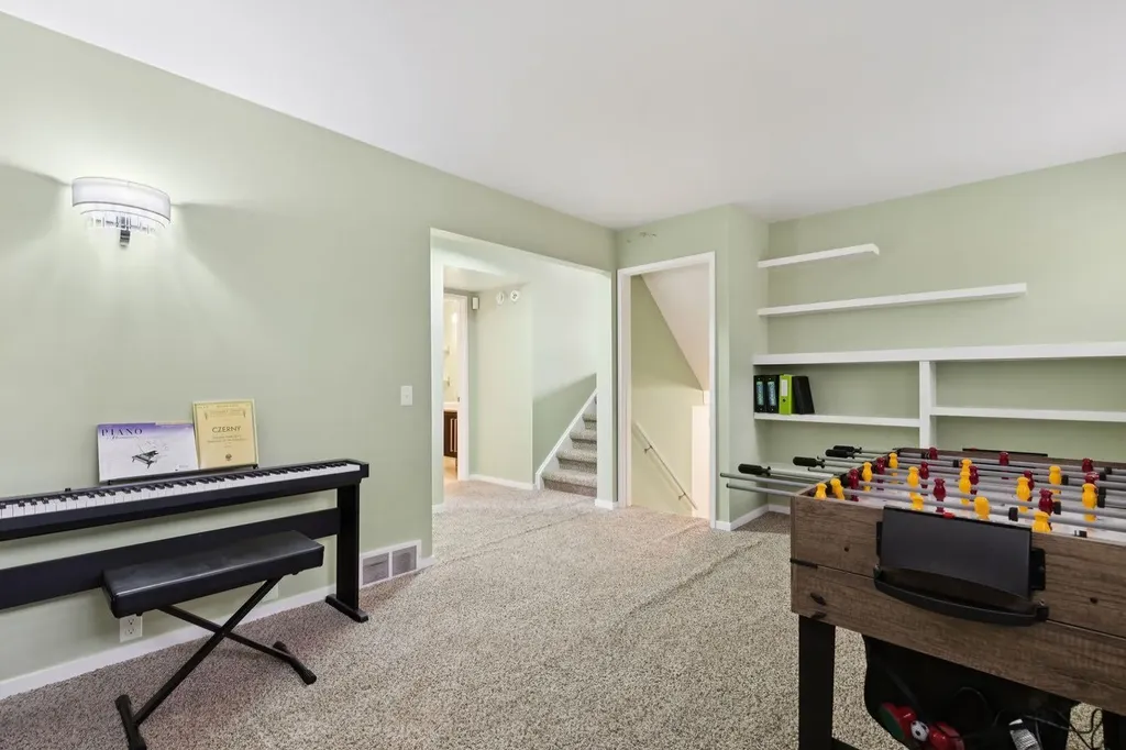 28 Cantrell Bay SW Calgary AB T2W 2C2