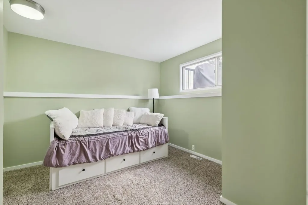 28 Cantrell Bay SW Calgary AB T2W 2C2