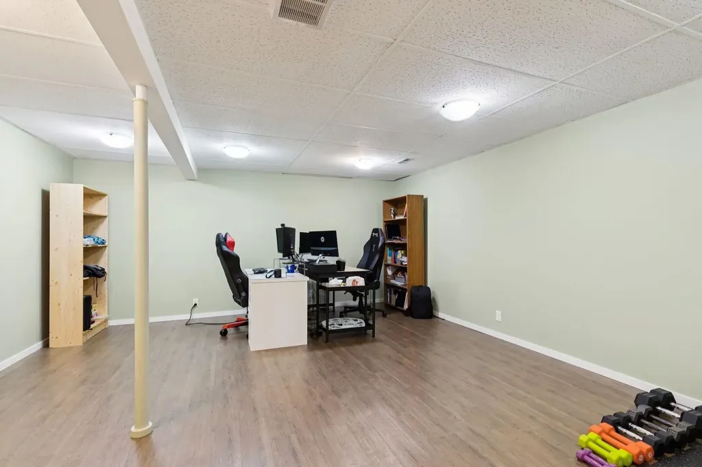 28 Cantrell Bay SW Calgary AB T2W 2C2