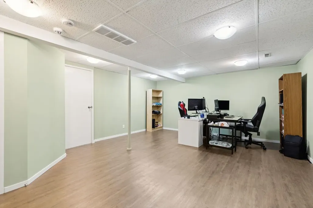 28 Cantrell Bay SW Calgary AB T2W 2C2