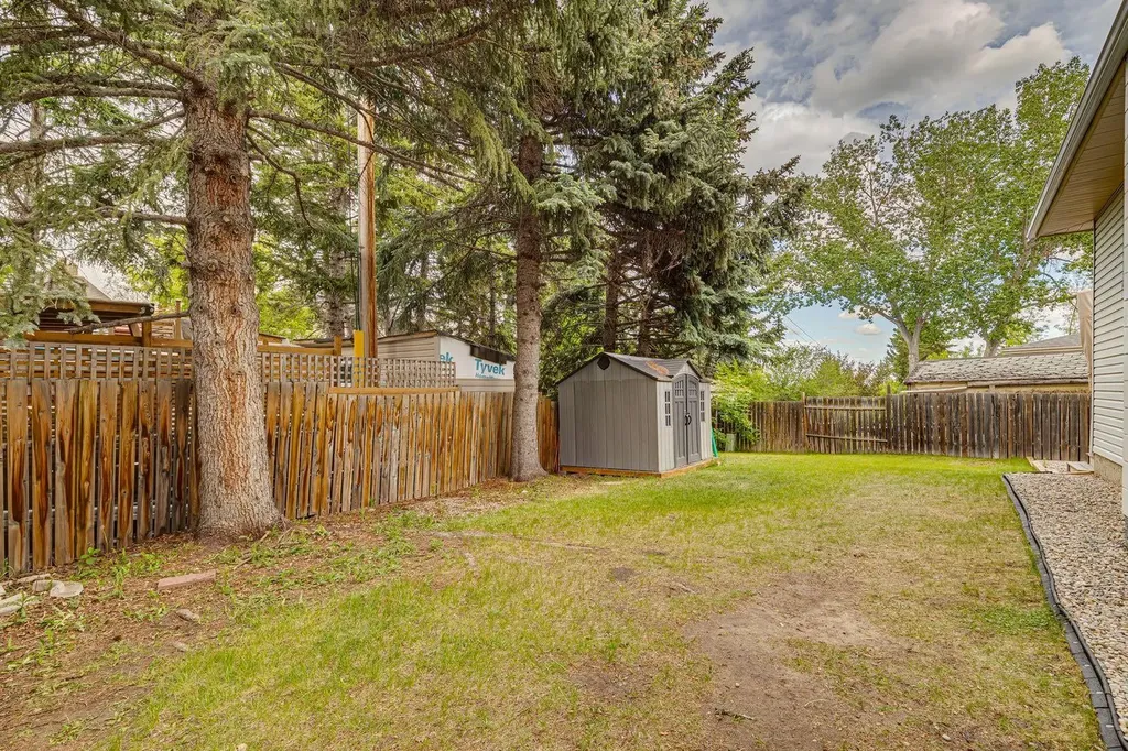 28 Cantrell Bay SW Calgary AB T2W 2C2